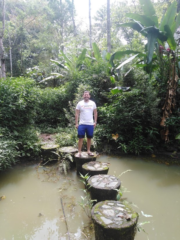 Ian en la naturaleza amazónica