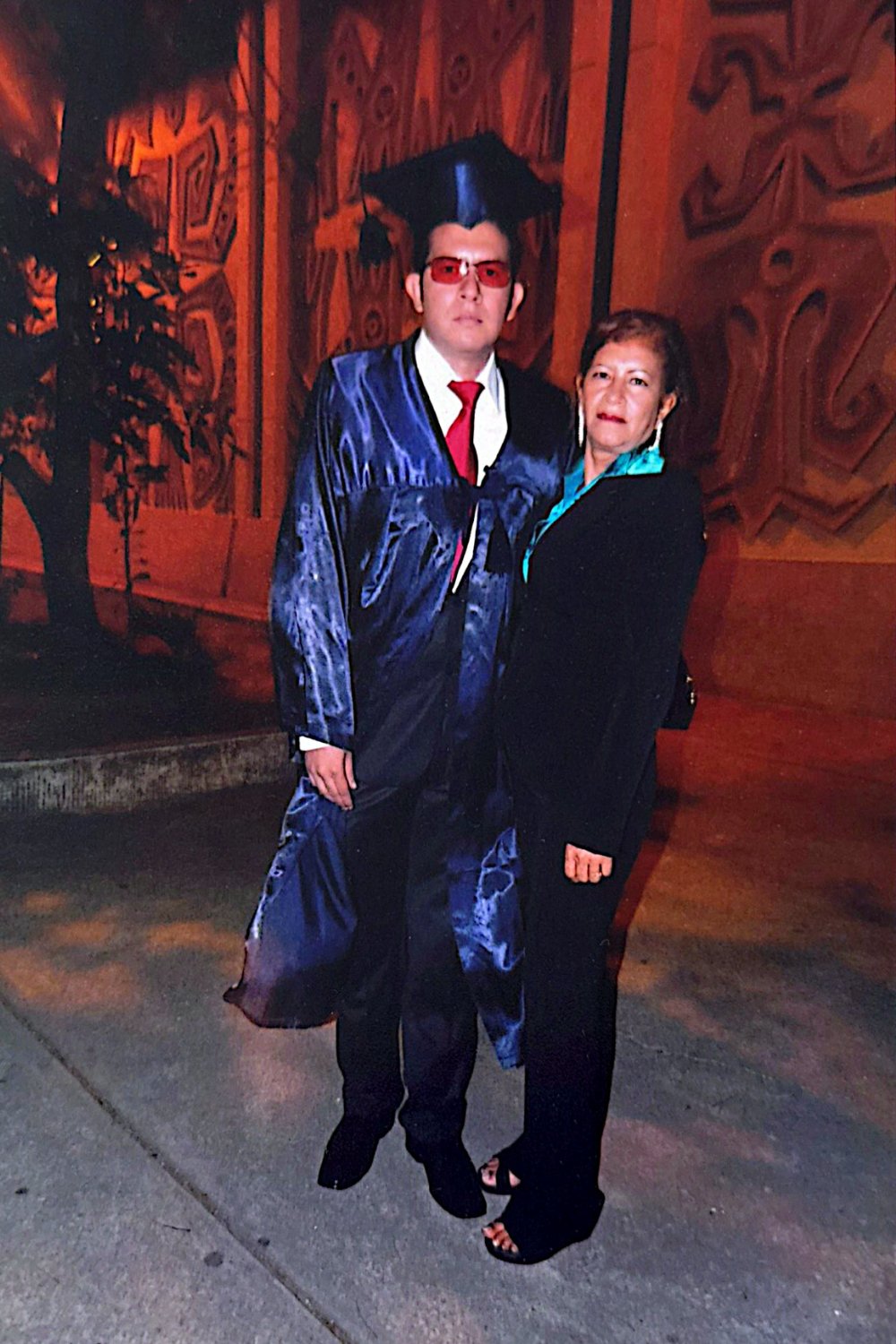 Ian con su mamá y su hermana